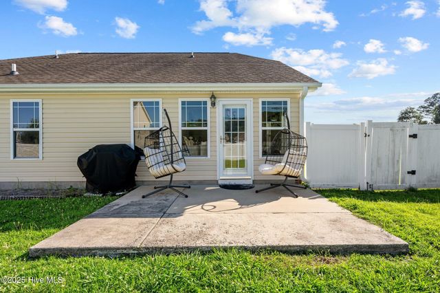 101 Falcon Landing Court, New Bern, NC 28560