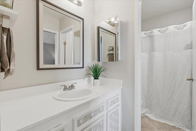 8170 Paradise Valley Ct, Spring Valley, CA 91977