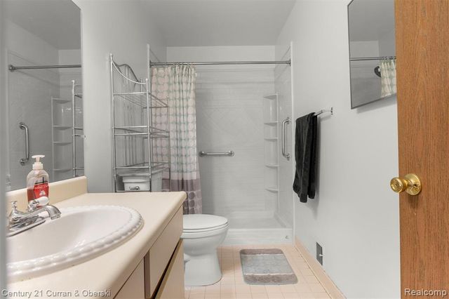 3756 Heritage Parkway, Dearborn, MI 48124