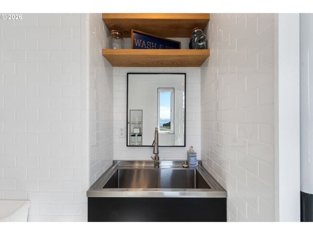 267 6TH St, Port Orford, OR 97465