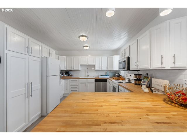 267 6TH St, Port Orford, OR 97465