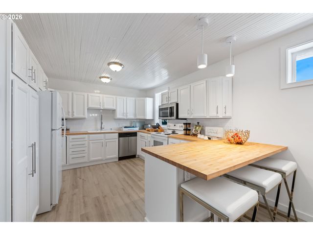267 6TH St, Port Orford, OR 97465