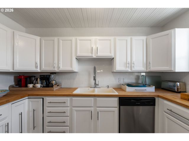 267 6TH St, Port Orford, OR 97465