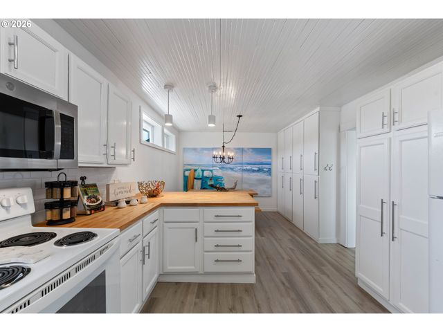 267 6TH St, Port Orford, OR 97465