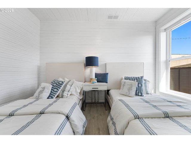 267 6TH St, Port Orford, OR 97465