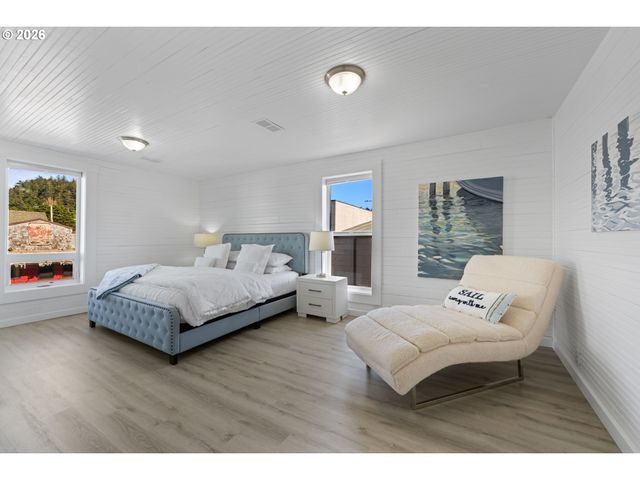 267 6TH St, Port Orford, OR 97465