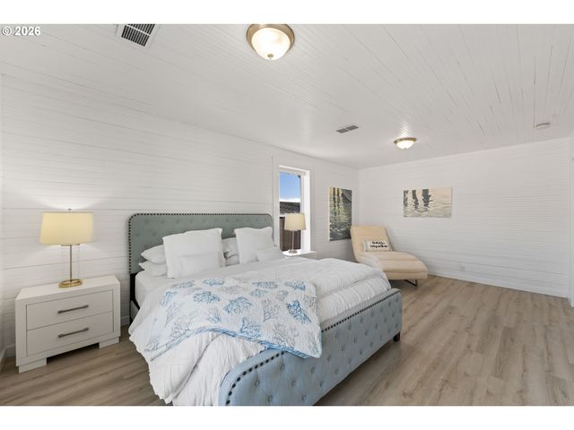 267 6TH St, Port Orford, OR 97465