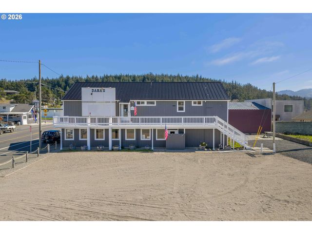 267 6TH St, Port Orford, OR 97465