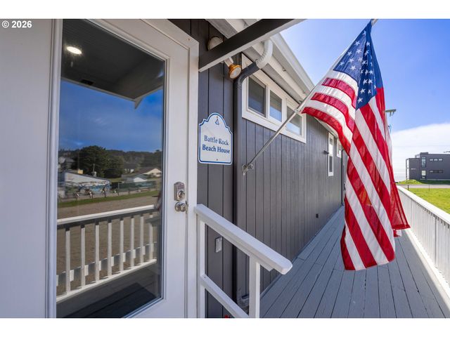 267 6TH St, Port Orford, OR 97465
