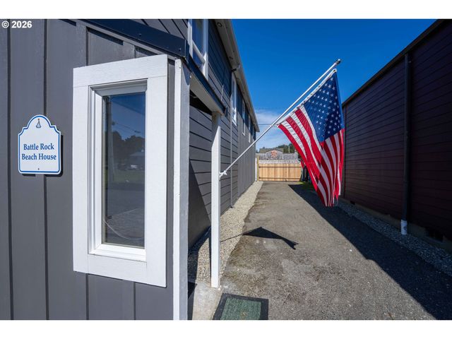 267 6TH St, Port Orford, OR 97465