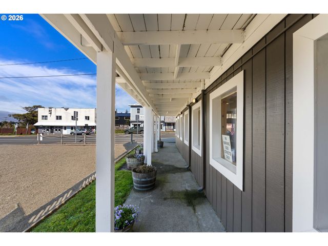 267 6TH St, Port Orford, OR 97465