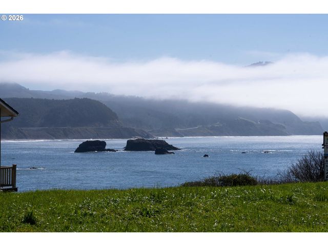 267 6TH St, Port Orford, OR 97465