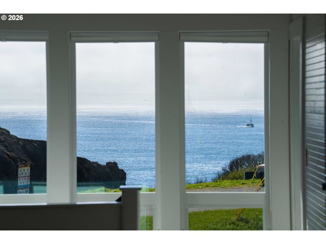 267 6TH St, Port Orford, OR 97465
