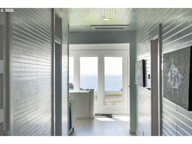 267 6TH St, Port Orford, OR 97465