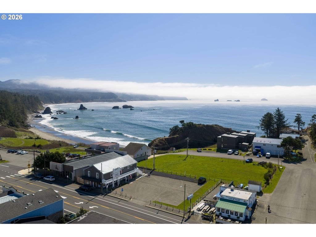 267 6TH St, Port Orford, OR 97465
