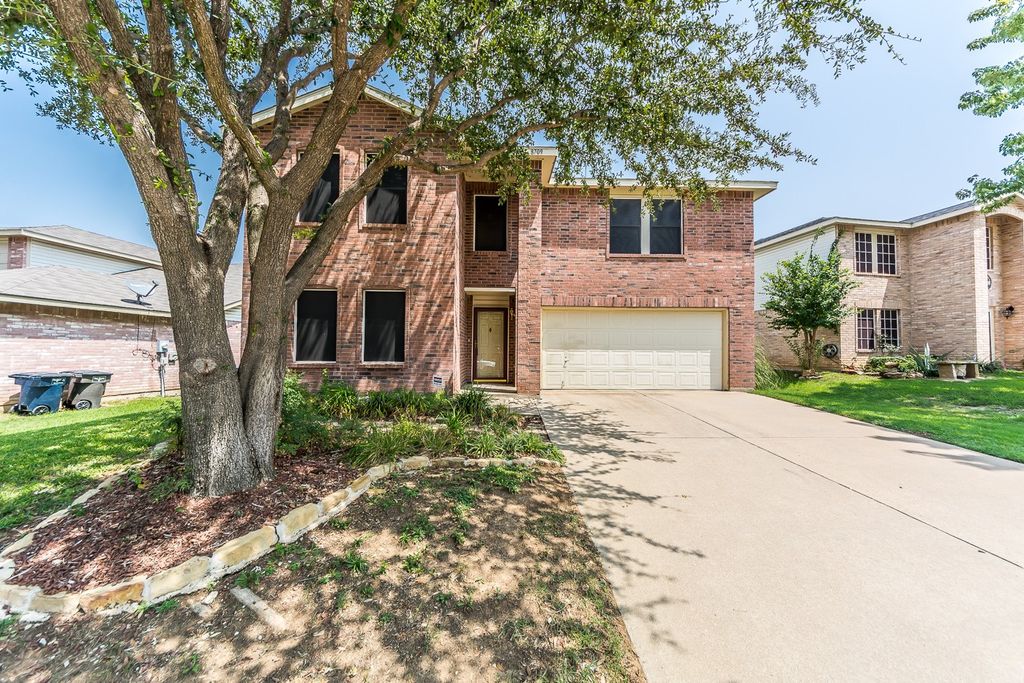 8709 Stonebriar Lane, Fort Worth, TX 76123
