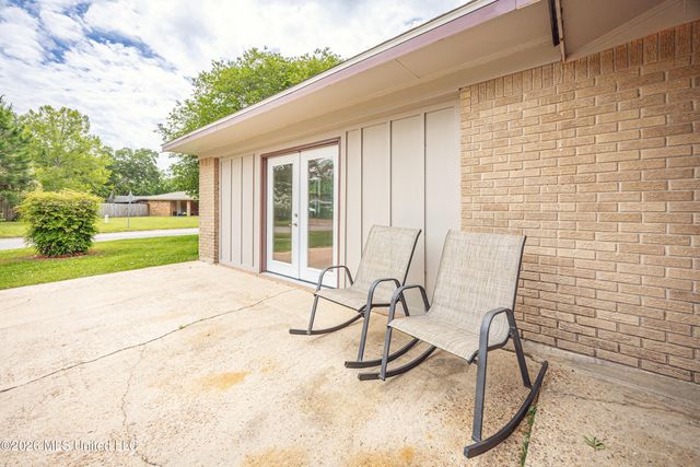 135 La Branche Avenue, Ocean Springs, MS 39564