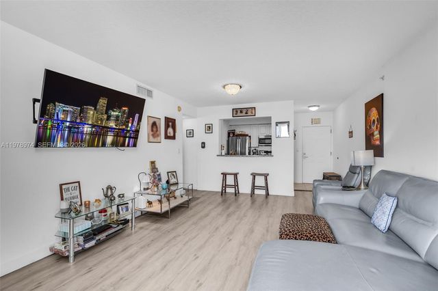 900 SW 8th St 1603, Miami, FL 33130