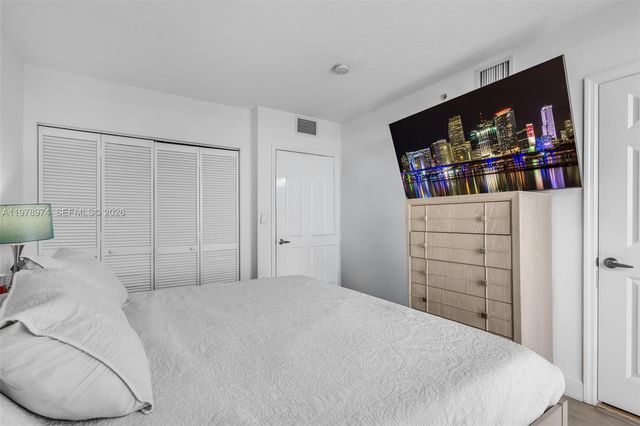 900 SW 8th St 1603, Miami, FL 33130