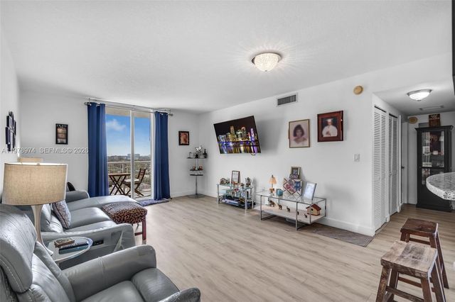 900 SW 8th St 1603, Miami, FL 33130