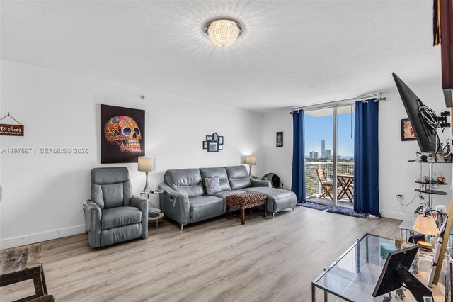 900 SW 8th St 1603, Miami, FL 33130