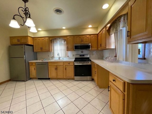 405 Redcliffe St, Elizabeth City, NJ 07206