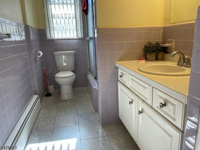 405 Redcliffe St, Elizabeth City, NJ 07206