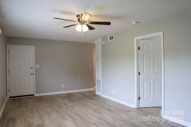 525 12th Street SW 26, Hickory, NC 28602