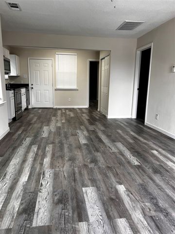 2839 E OVERTON Road, Dallas, TX 75216