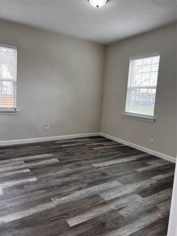 2839 E OVERTON Road, Dallas, TX 75216