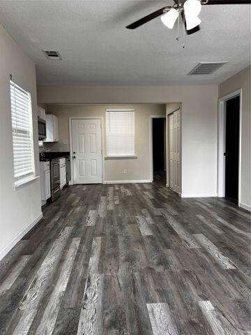 2839 E OVERTON Road, Dallas, TX 75216