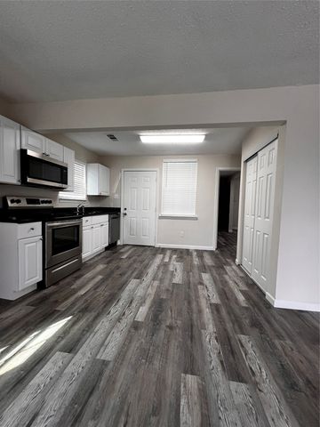 2839 E OVERTON Road, Dallas, TX 75216