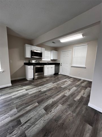 2839 E OVERTON Road, Dallas, TX 75216