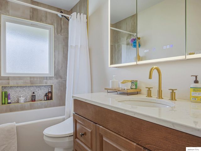 10324 Hilltop Road, Omaha, NE 68134