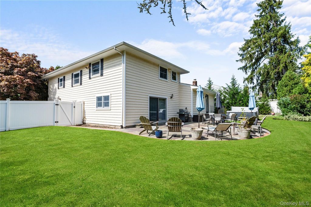 71 Roosevelt Drive, East Norwich, NY 11732 — photo 3