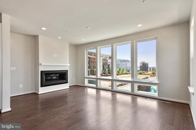 516 HARBORVIEW DR, Oxon Hill, MD 20745