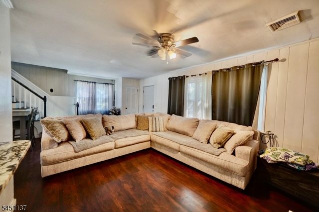 17 Orchard St, Pompton Lakes Boro, NJ 07442