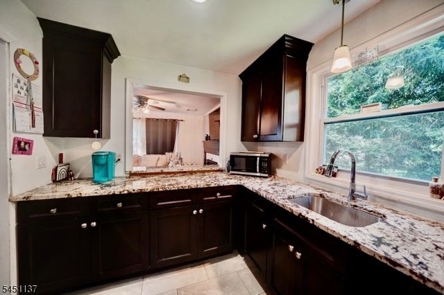 17 Orchard St, Pompton Lakes Boro, NJ 07442