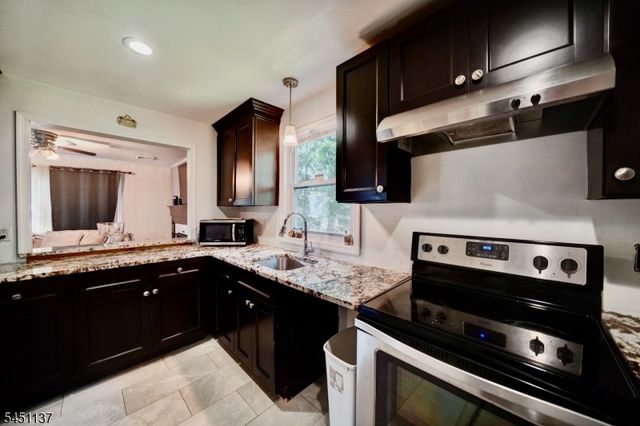 17 Orchard St, Pompton Lakes Boro, NJ 07442