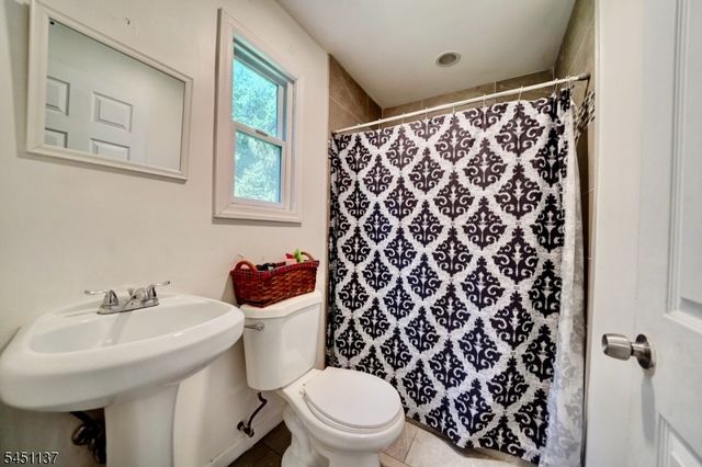 17 Orchard St, Pompton Lakes Boro, NJ 07442