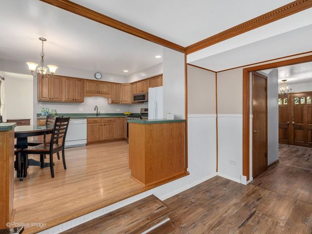 8201 Crestview Drive, Willow Springs, IL 60480