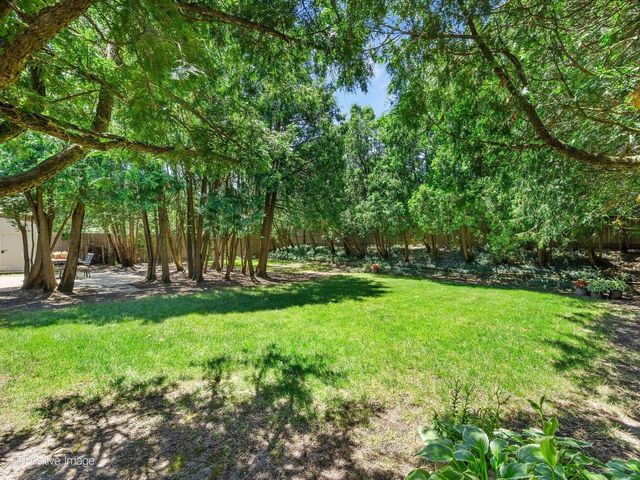 8201 Crestview Drive, Willow Springs, IL 60480