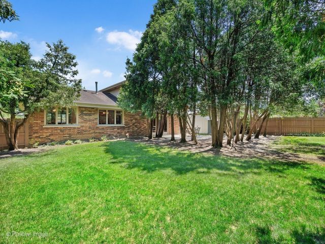 8201 Crestview Drive, Willow Springs, IL 60480