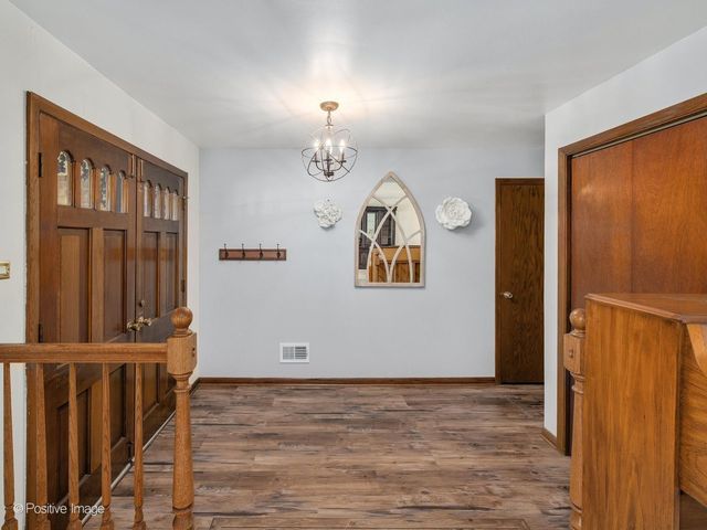 8201 Crestview Drive, Willow Springs, IL 60480