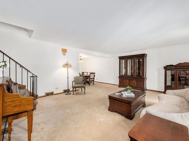 8201 Crestview Drive, Willow Springs, IL 60480