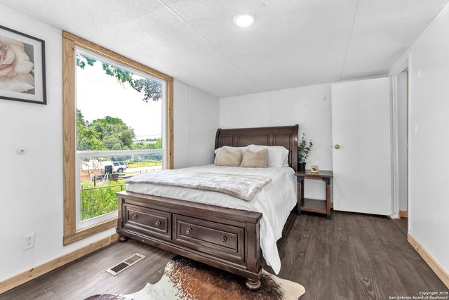 337 Buckhorn Dr, Canyon Lake, TX 78133