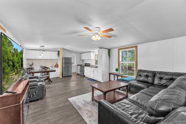 337 Buckhorn Dr, Canyon Lake, TX 78133