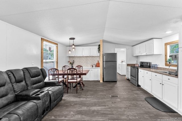 337 Buckhorn Dr, Canyon Lake, TX 78133