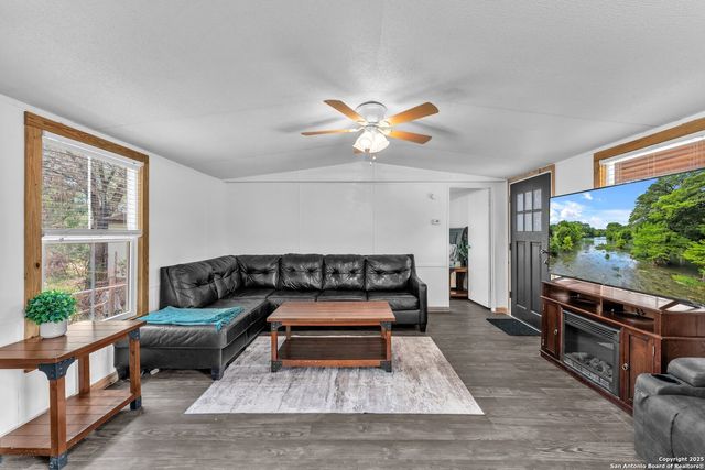 337 Buckhorn Dr, Canyon Lake, TX 78133