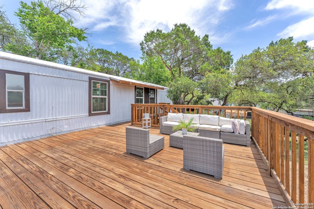 337 Buckhorn Dr, Canyon Lake, TX 78133